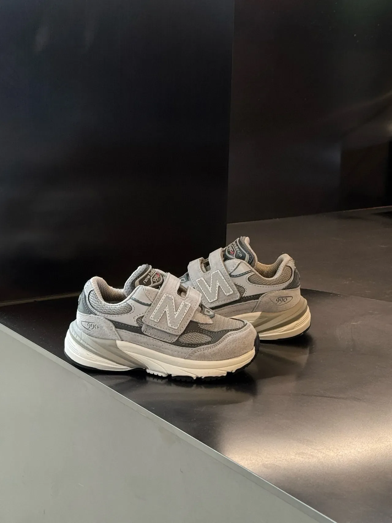 New Balance 990 رمادي أسود سيليويت كثيف حزام فيلكرو مزدوج أحذية أسلوب حياة 4
