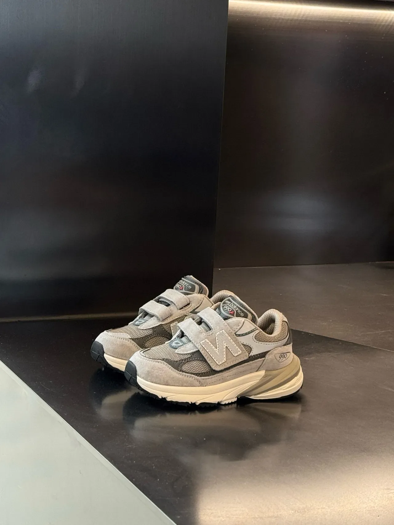 New Balance 990 رمادي أسود سيليويت كثيف حزام فيلكرو مزدوج أحذية أسلوب حياة 16