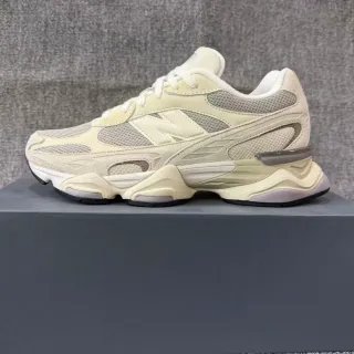 New Balance बेज ग्रे स्कल्प्टेड सोल मेश और सिंथेटिक ओवरले चंकी स्नीकर्स