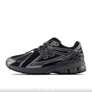 New Balance Chaussures de course noires et grises construction maille et synthétique overlay construction latérale N Logo