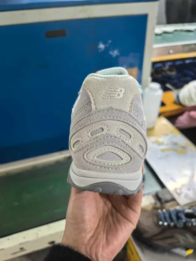 New Balance Gris Blanc Suède Supérieure Couturée Logo N Sneakers 3