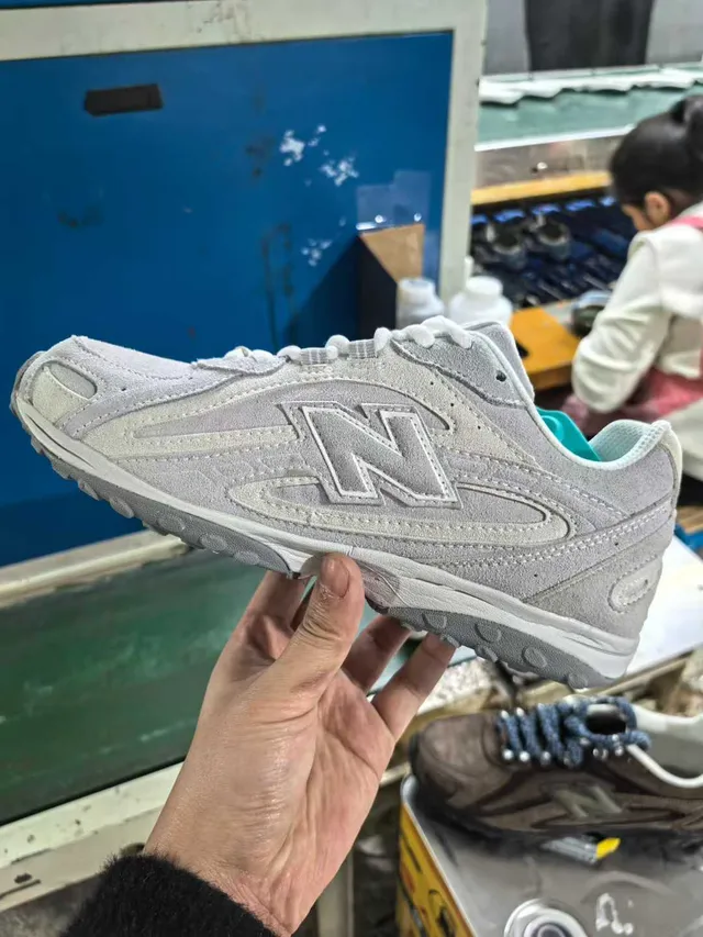 New Balance Gris Blanc Suède Supérieure Couturée Logo N Sneakers 4