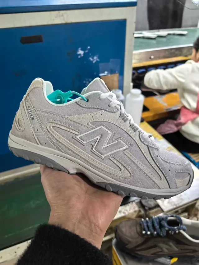 New Balance Gris Blanc Suède Supérieure Couturée Logo N Sneakers 6