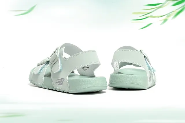 New Balance Sandales Décontractées à Deux Bretelles avec Boucle pour Enfants 10