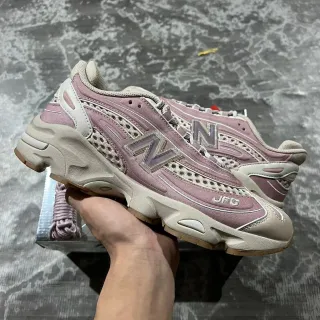New Balance حذاء رياضي سميك بلون وردي بيج مع وسادة وسطية متعددة الطبقات ولوحات شبكية مثقوبة