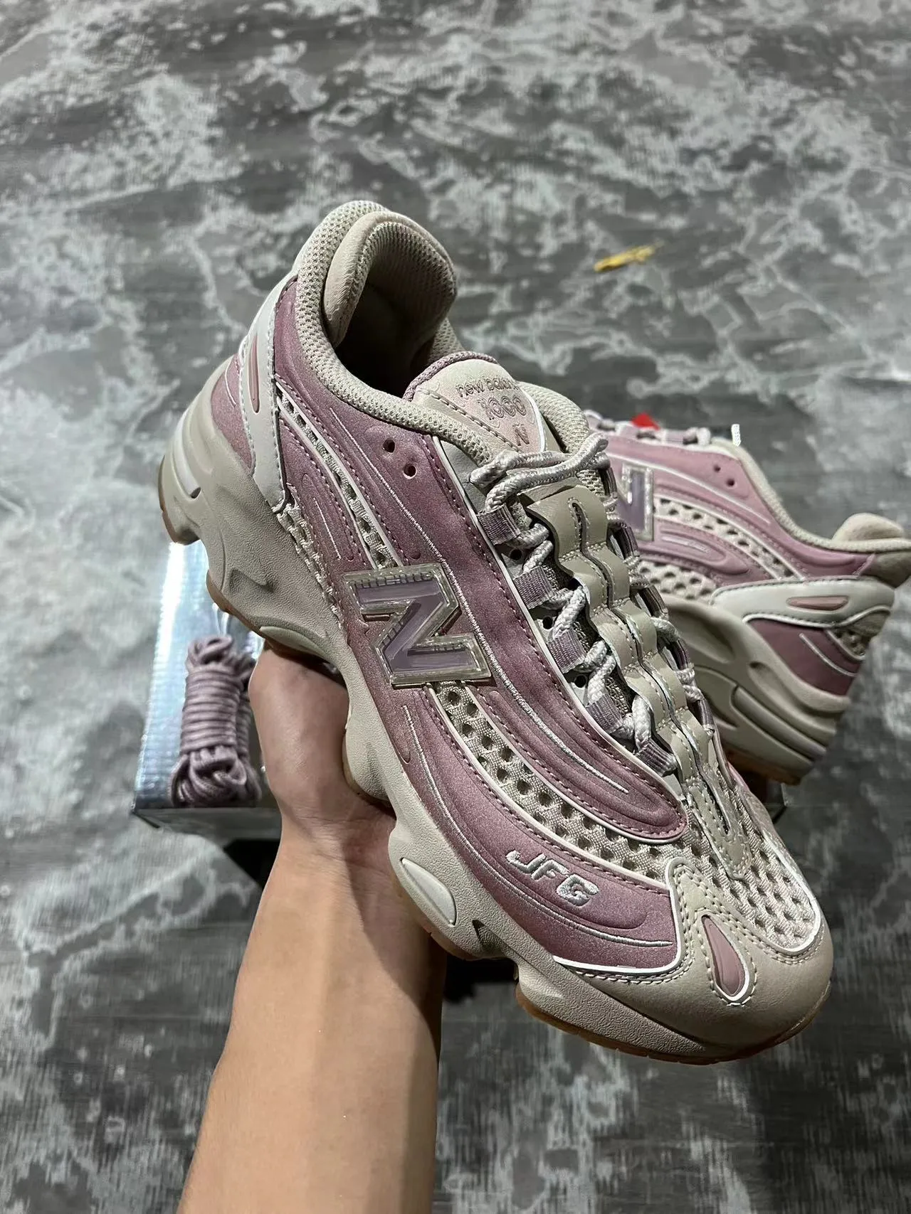 New Balance Tênis chunky sneakers rosa bege com sola intermediária em camadas e painéis de malha perfurados 2