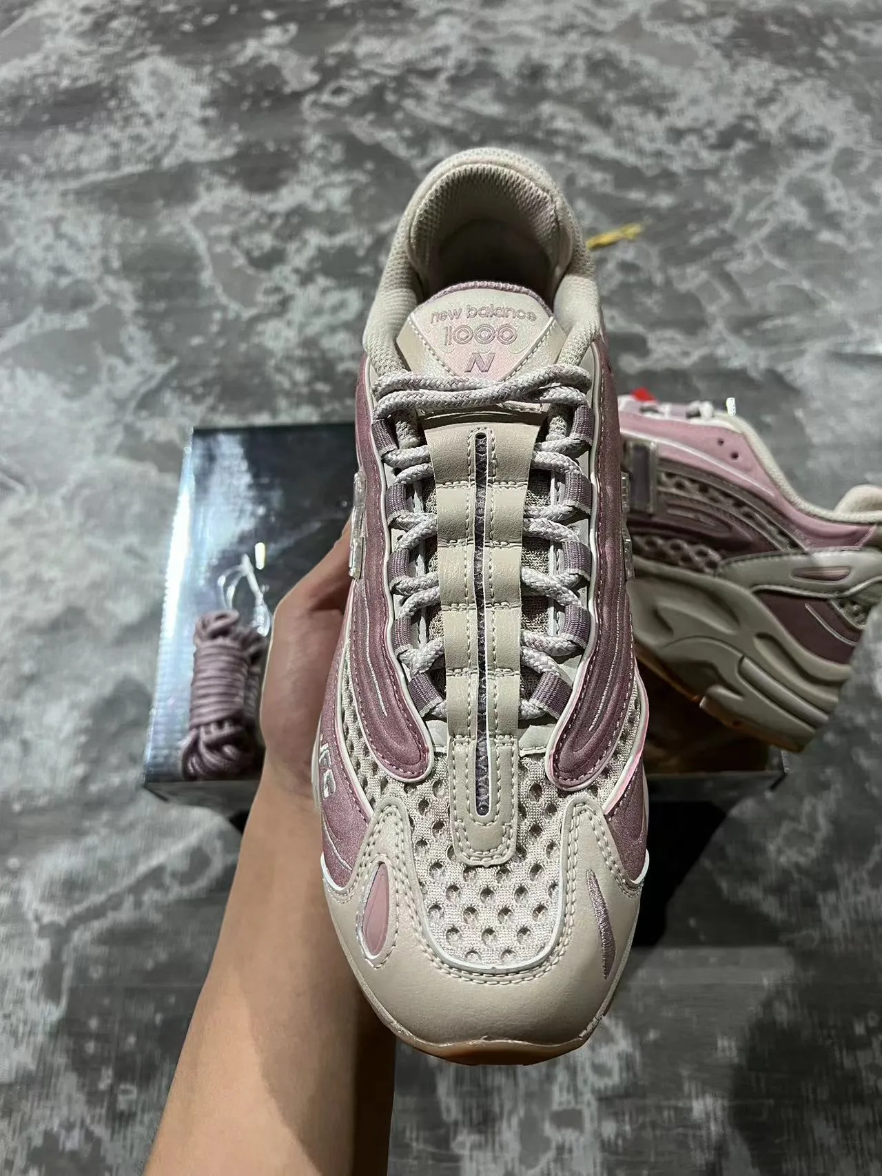 New Balance Tênis chunky sneakers rosa bege com sola intermediária em camadas e painéis de malha perfurados 3