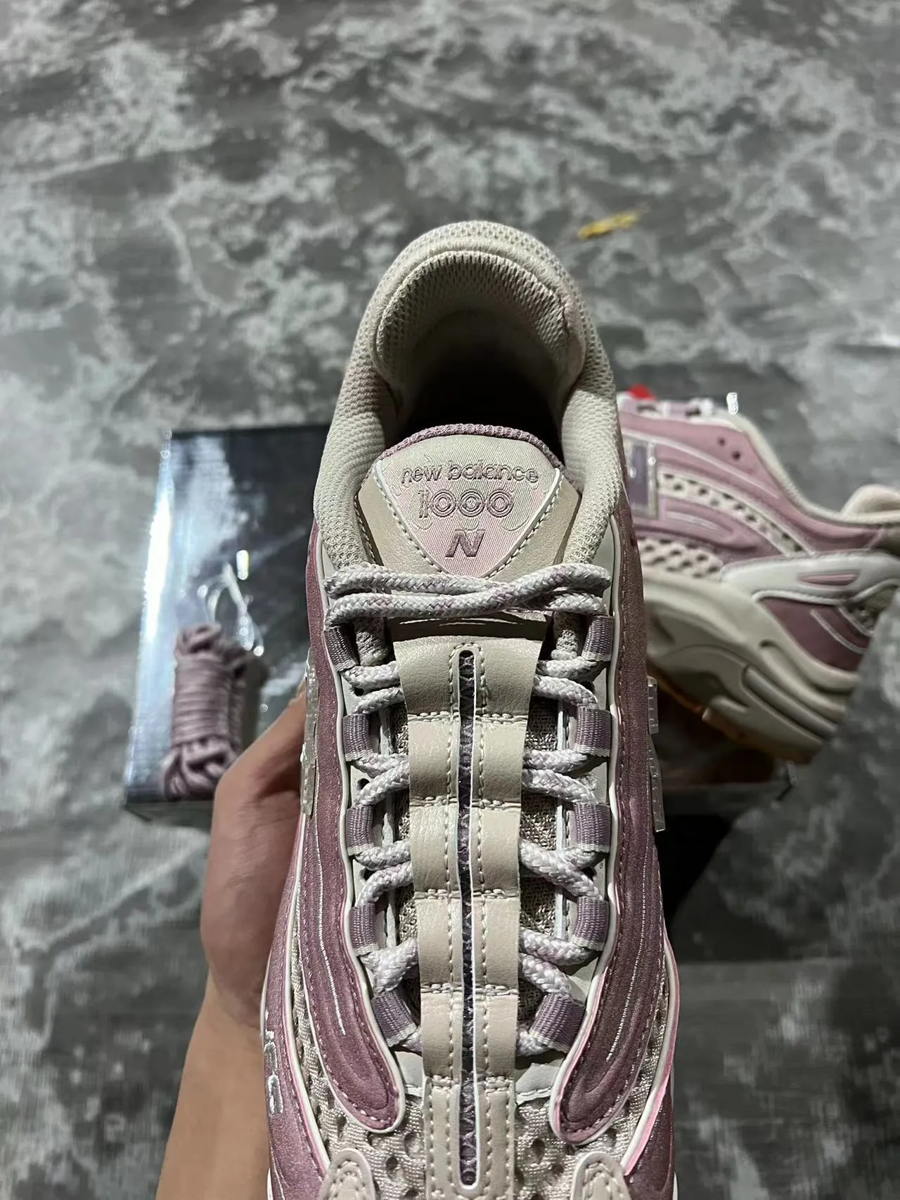 New Balance Tênis chunky sneakers rosa bege com sola intermediária em camadas e painéis de malha perfurados 4