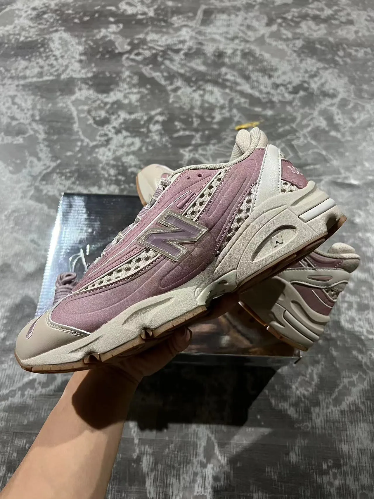 New Balance Tênis chunky sneakers rosa bege com sola intermediária em camadas e painéis de malha perfurados 5