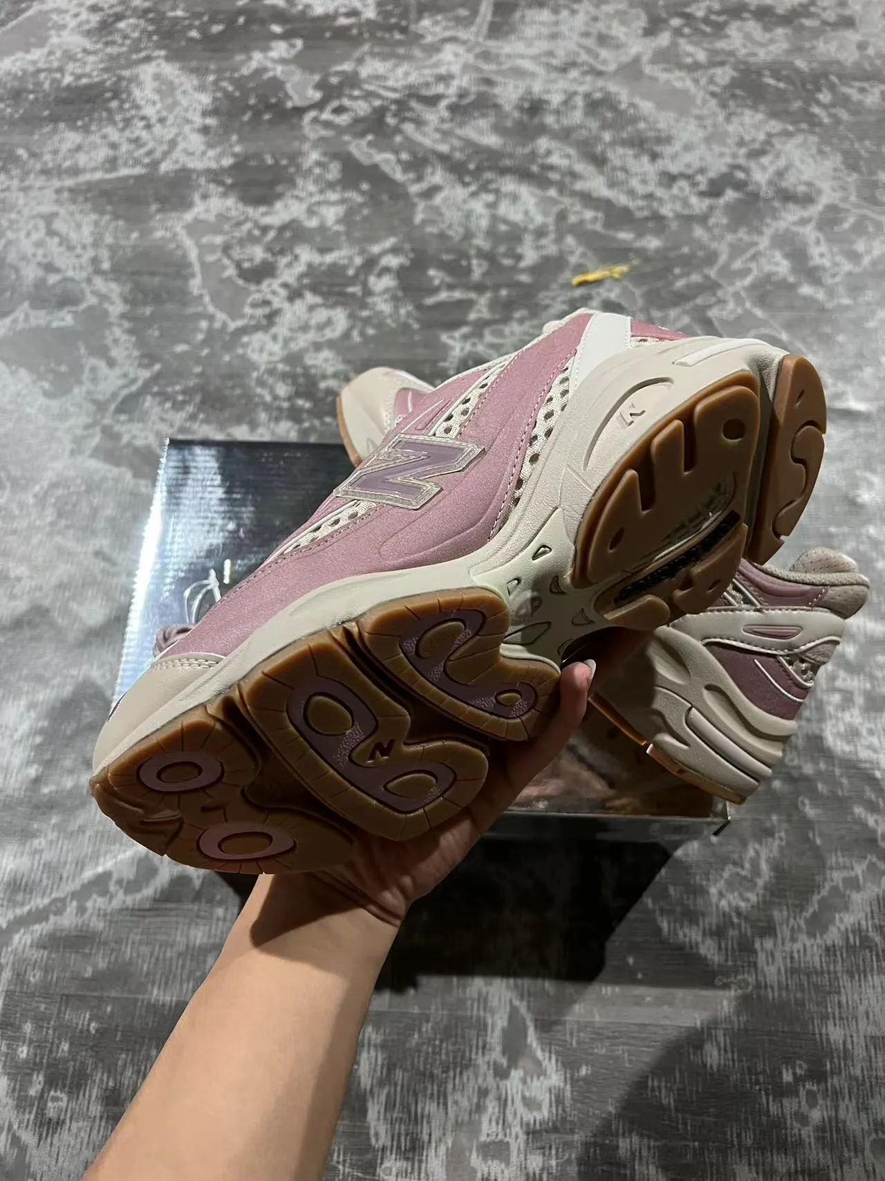 New Balance Tênis chunky sneakers rosa bege com sola intermediária em camadas e painéis de malha perfurados 6