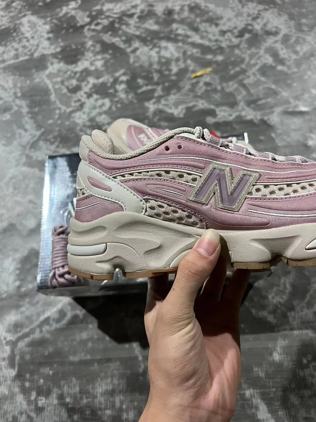 New Balance Tênis chunky sneakers rosa bege com sola intermediária em camadas e painéis de malha perfurados 7