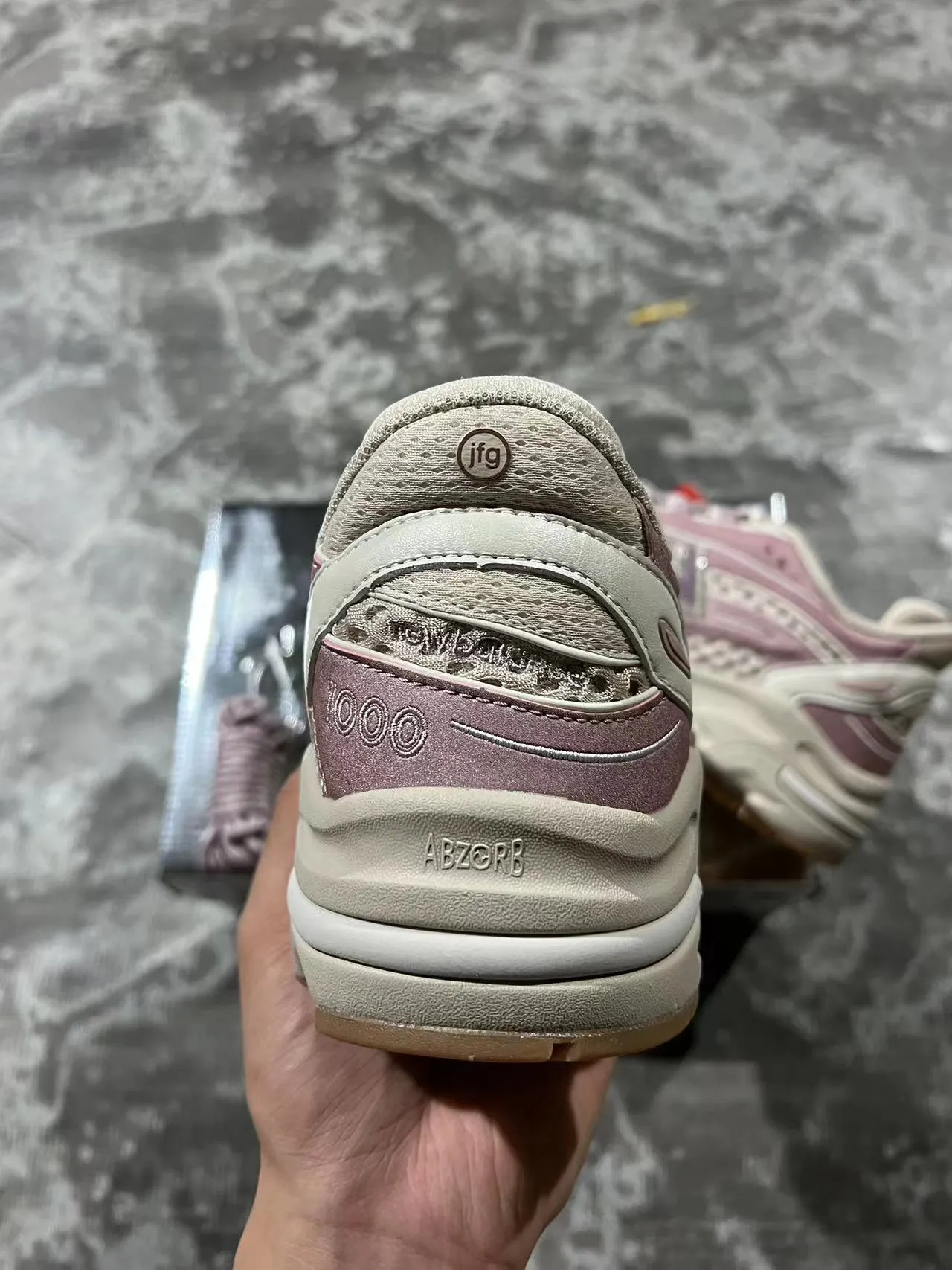 New Balance Tênis chunky sneakers rosa bege com sola intermediária em camadas e painéis de malha perfurados 8