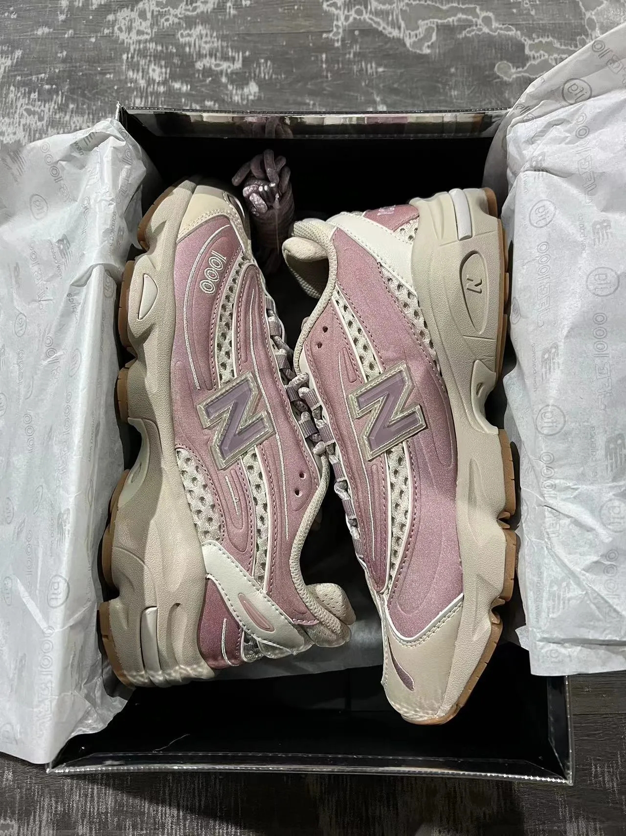 New Balance Tênis chunky sneakers rosa bege com sola intermediária em camadas e painéis de malha perfurados 9