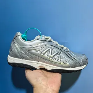 New Balance فضي أزرق معدني تركيبي مطبوع N Logo حذاء رياضي