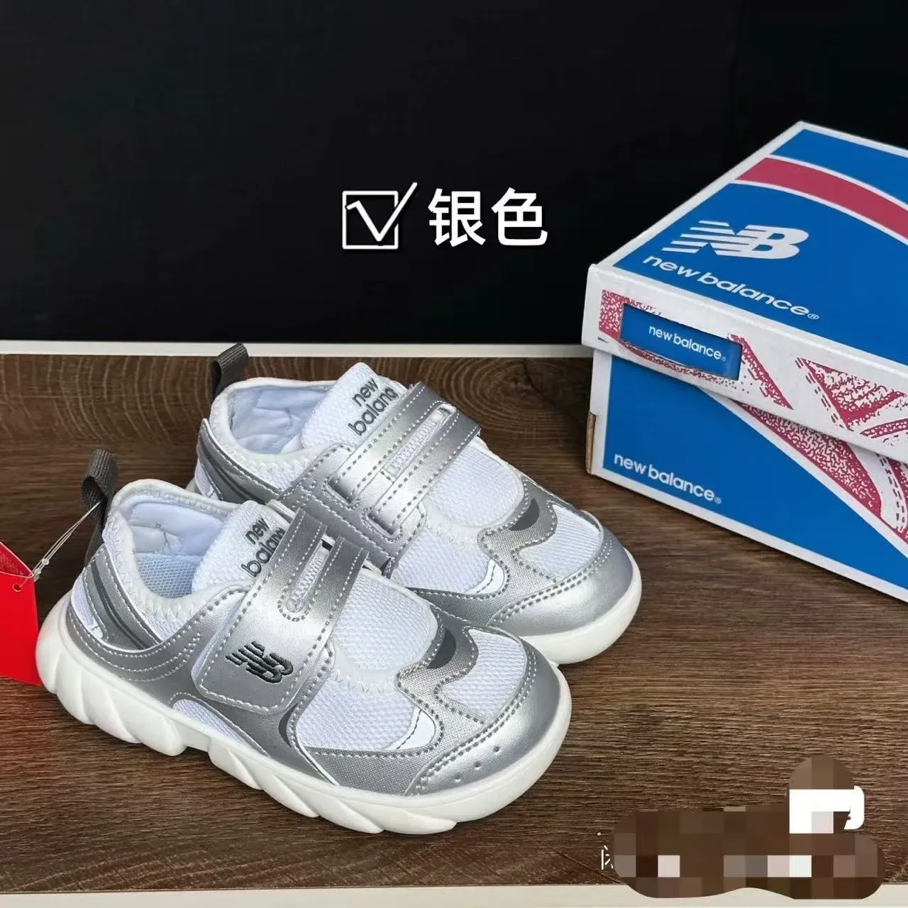 New Balance Argent Blanc Double Sangle Velcro Fermeture Maille et Superposition Synthétique Construction Chaussures Lifestyle 3