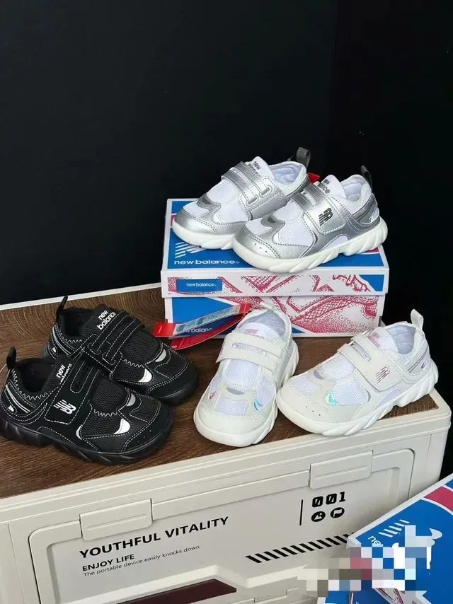 New Balance Argent Blanc Double Sangle Velcro Fermeture Maille et Superposition Synthétique Construction Chaussures Lifestyle 6