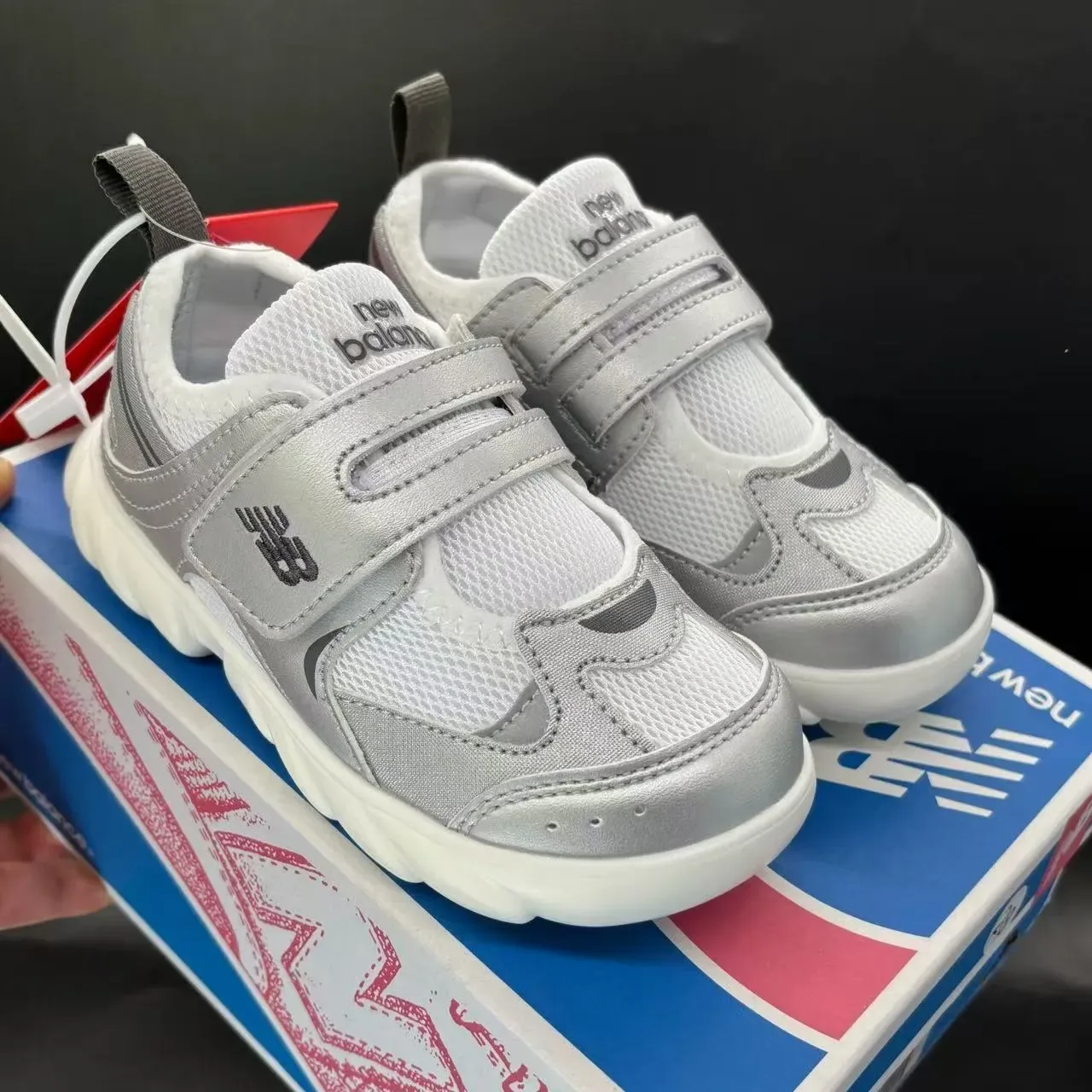 New Balance Argent Blanc Double Sangle Velcro Fermeture Maille et Superposition Synthétique Construction Chaussures Lifestyle 9