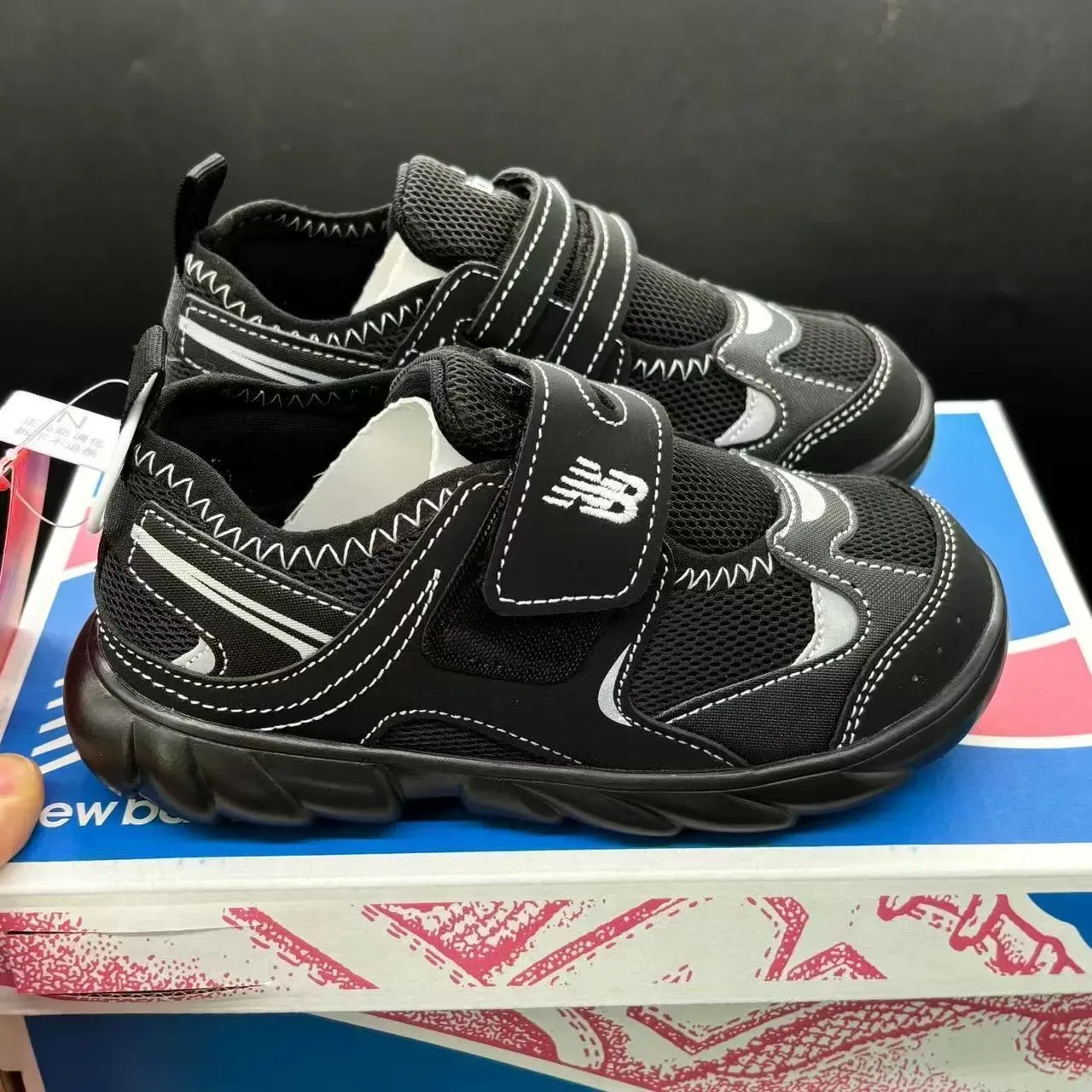 New Balance Argent Blanc Double Sangle Velcro Fermeture Maille et Superposition Synthétique Construction Chaussures Lifestyle 10