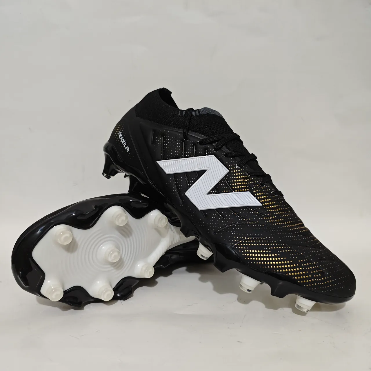New Balance Tekela Noir et Or Basse Coupe Collet Ajusté Terrain Ferme Chaussures de Football 11