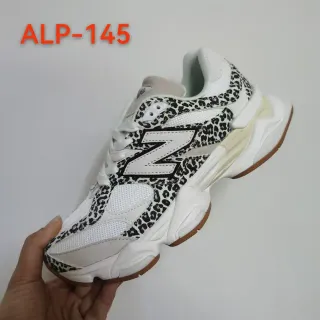 New Balance أحذية رياضية بيضاء وسوداء بطباعة الفهد مع طبقة الـ Overlay Midsole منحوتة Chunky