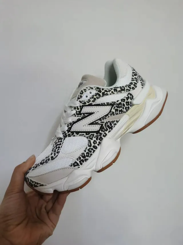 New Balance أحذية رياضية بيضاء وسوداء بطباعة الفهد مع طبقة الـ Overlay Midsole منحوتة Chunky 2