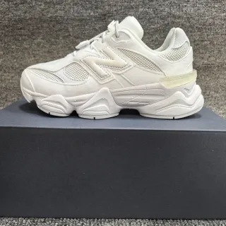 New Balance حذاء كاجوال أبيض شفاف قاعدة منحوتة شبكية وشبه السويد في الجزء العلوي حذاء كاجوال سميك