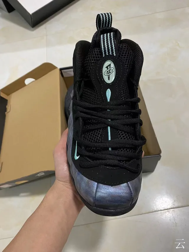 Nike Air Foamposite One Violet Iridescent Noir Chaussures de Basketball 2