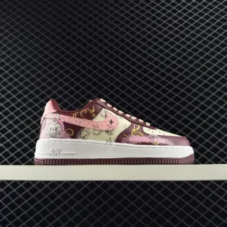 Nike Air Force 1 Low बर्गंडी गुलाबी क्रीम ग्राफिक प्रिंट लाइफस्टाइल स्नीकर
