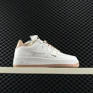 Nike Air Force 1 सफेद और टैन लाइफस्टाइल स्नीकर
