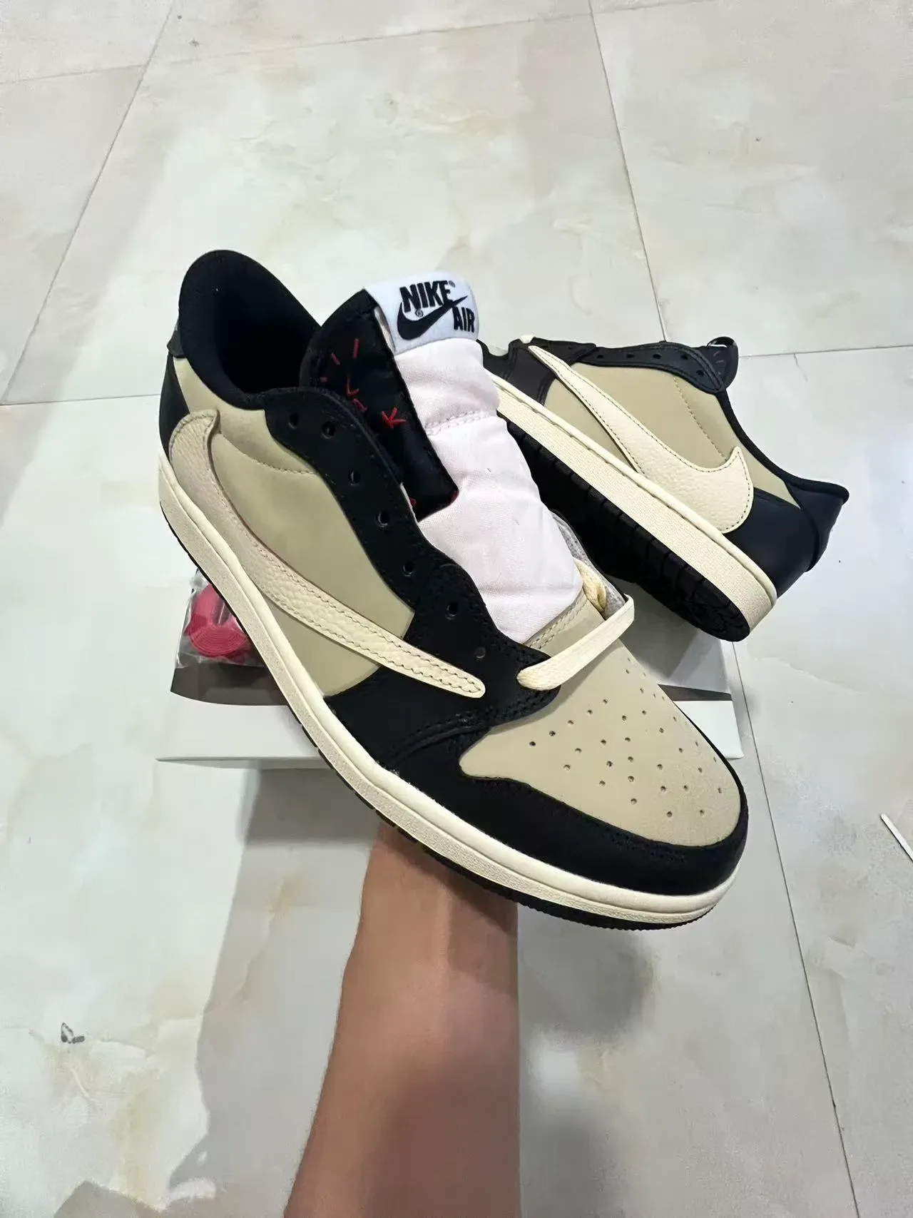 Nike Air Jordan 1 Low Noir Beige Sneakers Lifestyle 2