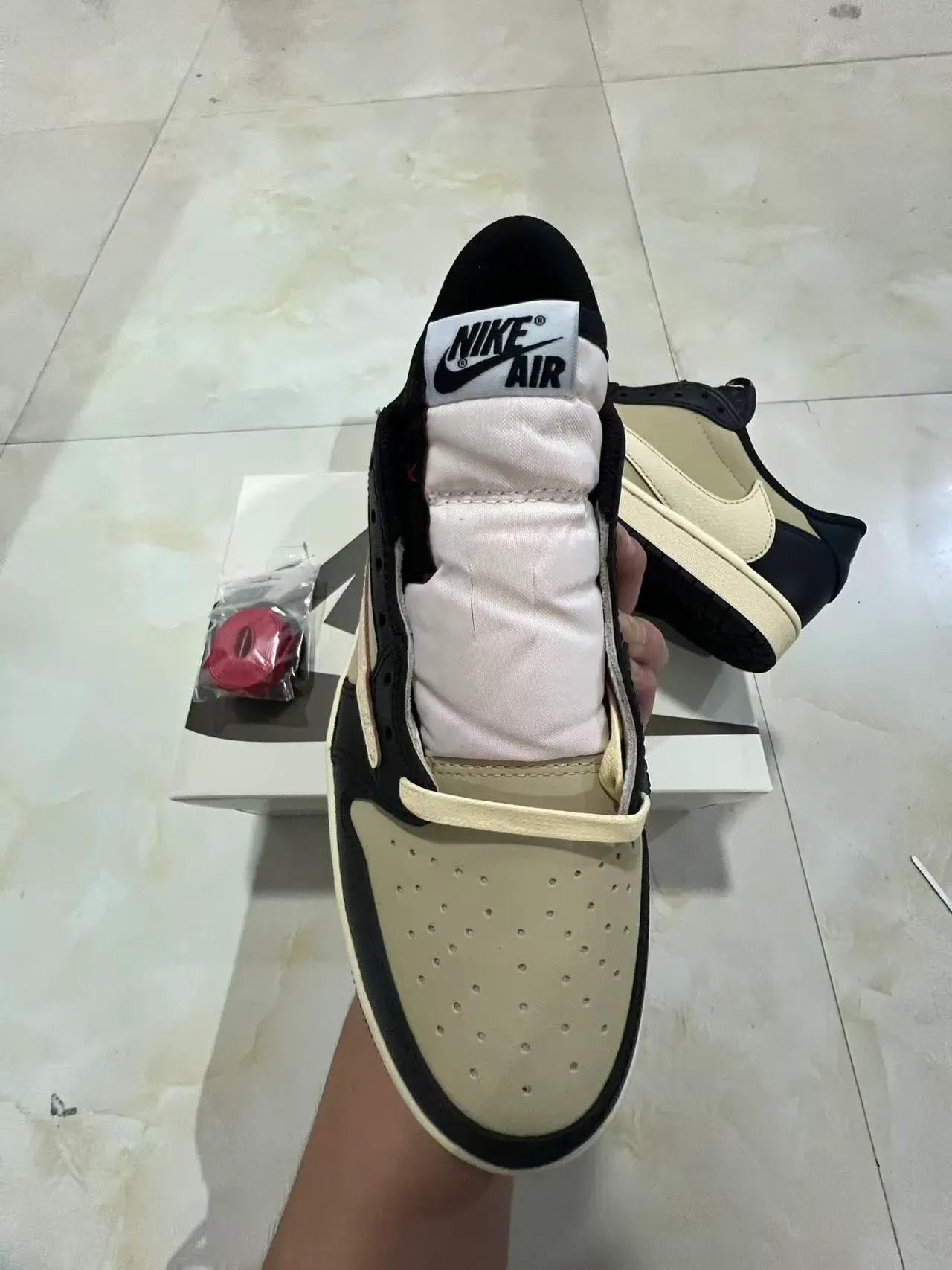 Nike Air Jordan 1 Low Noir Beige Sneakers Lifestyle 3