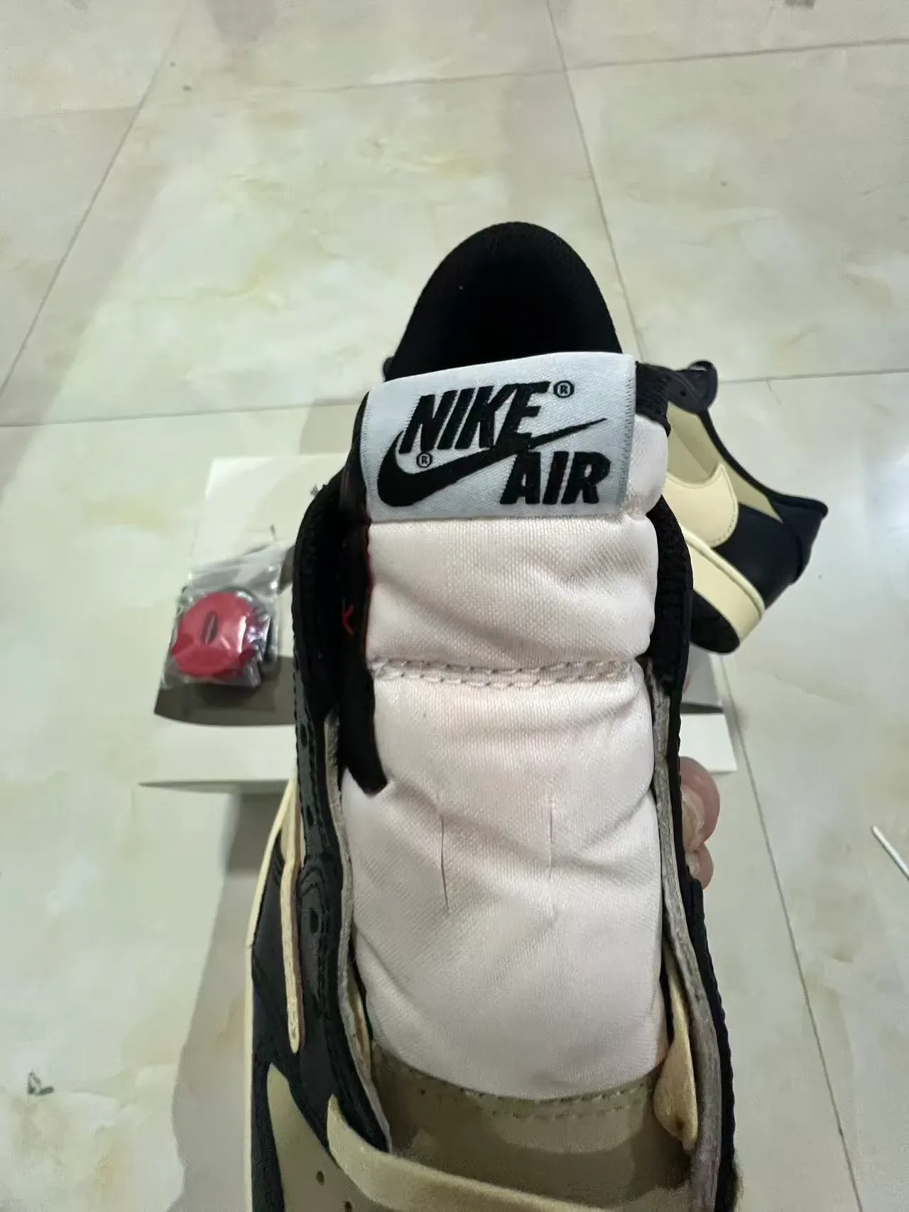 Nike Air Jordan 1 Low Noir Beige Sneakers Lifestyle 4