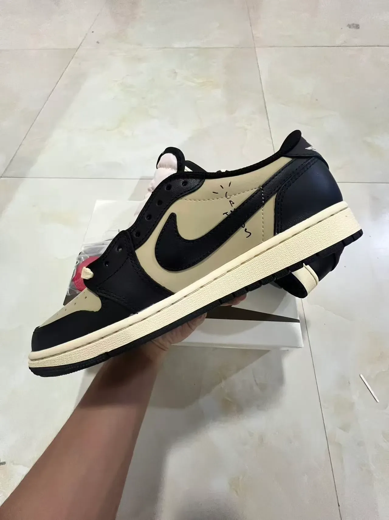 Nike Air Jordan 1 Low Noir Beige Sneakers Lifestyle 5