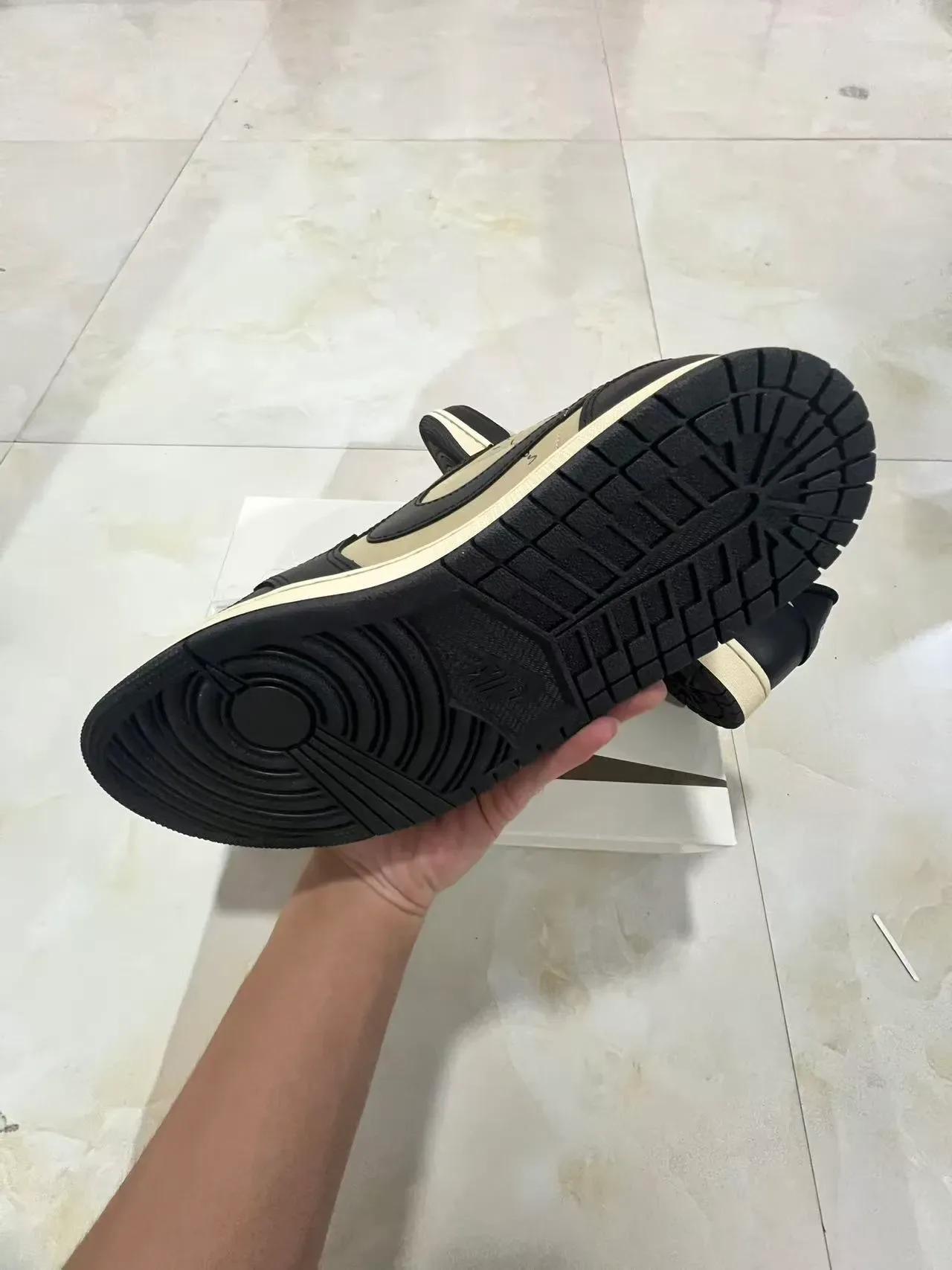Nike Air Jordan 1 Low Noir Beige Sneakers Lifestyle 6