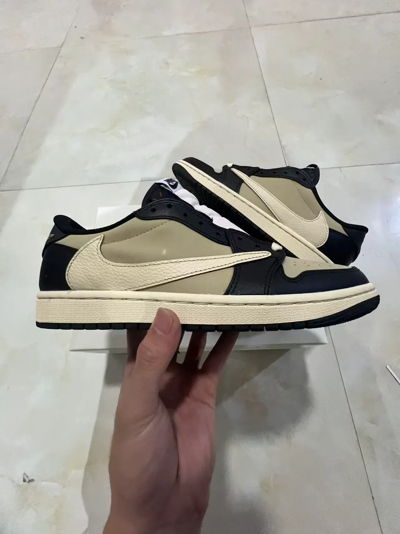 Nike Air Jordan 1 Low Noir Beige Sneakers Lifestyle 7
