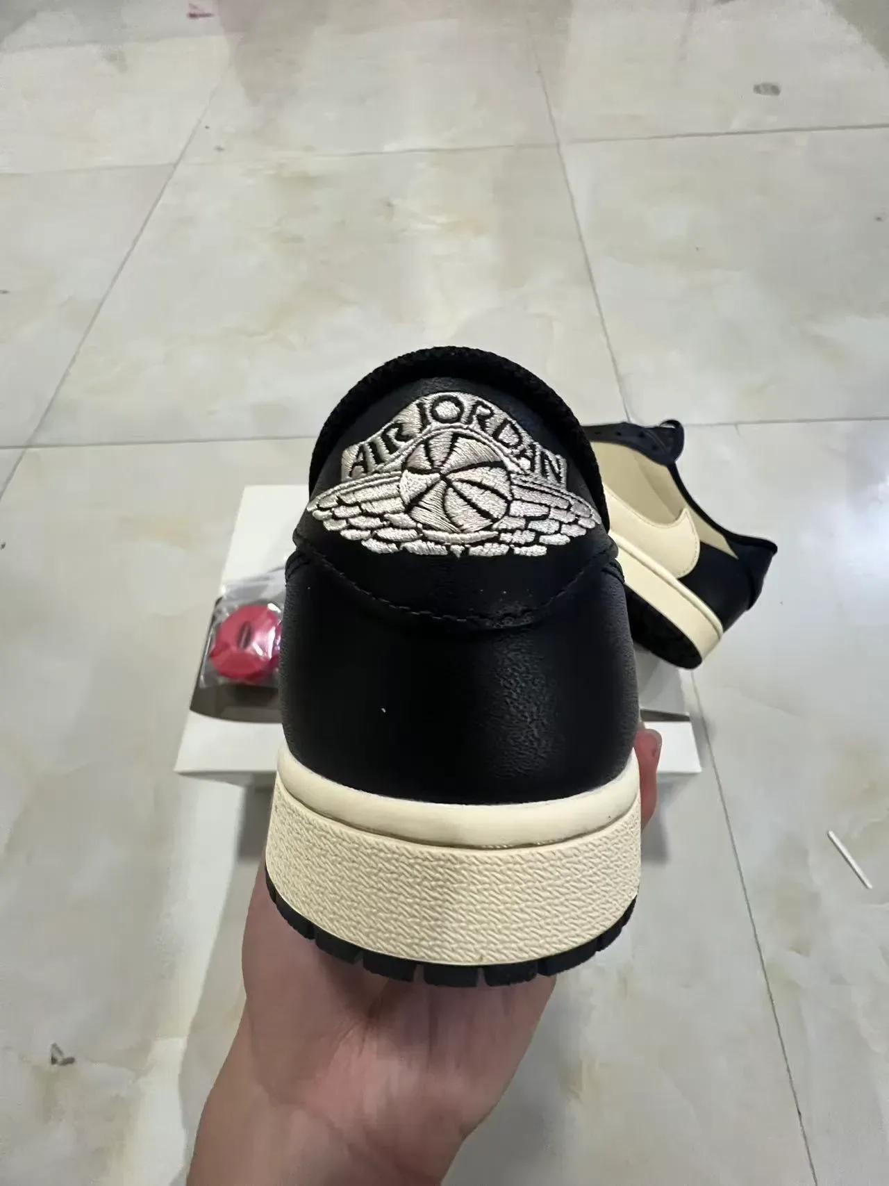 Nike Air Jordan 1 Low Noir Beige Sneakers Lifestyle 8