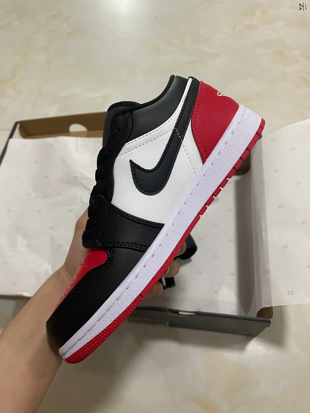 Nike Air Jordan 1 Low Noir Blanc Rouge chaussures lifestyle 4