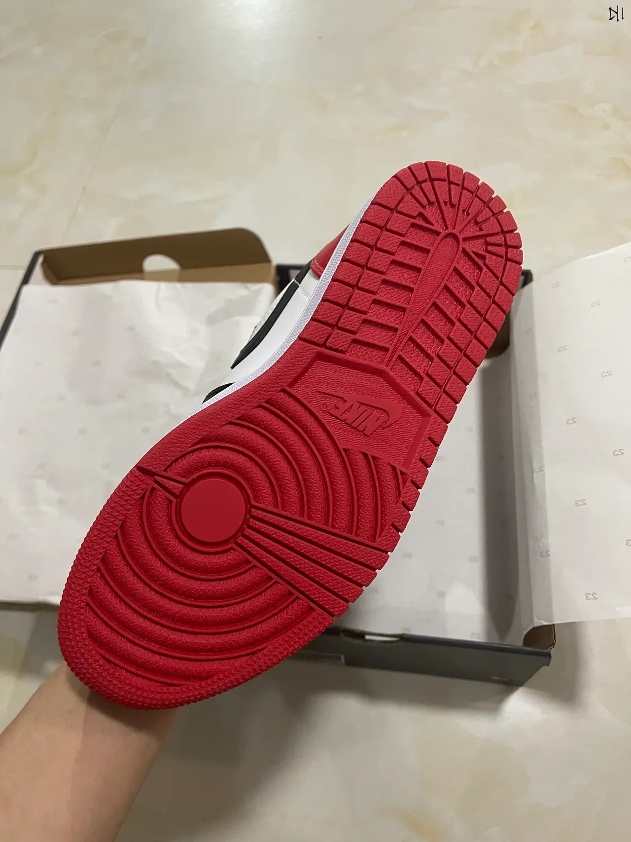 Nike Air Jordan 1 Low Noir Blanc Rouge chaussures lifestyle 5