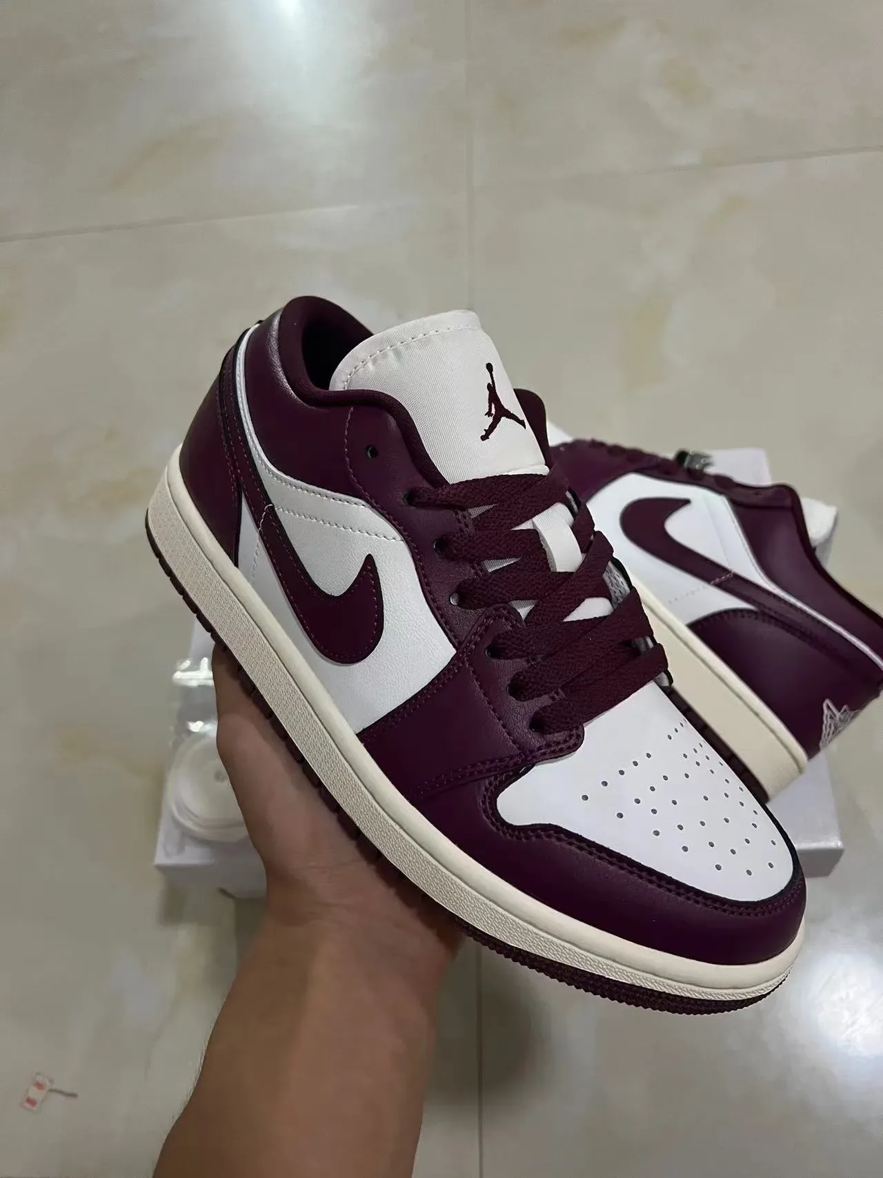 Nike Air Jordan 1 Low Borgoña y Blanco Sneakers Lifestyle 2