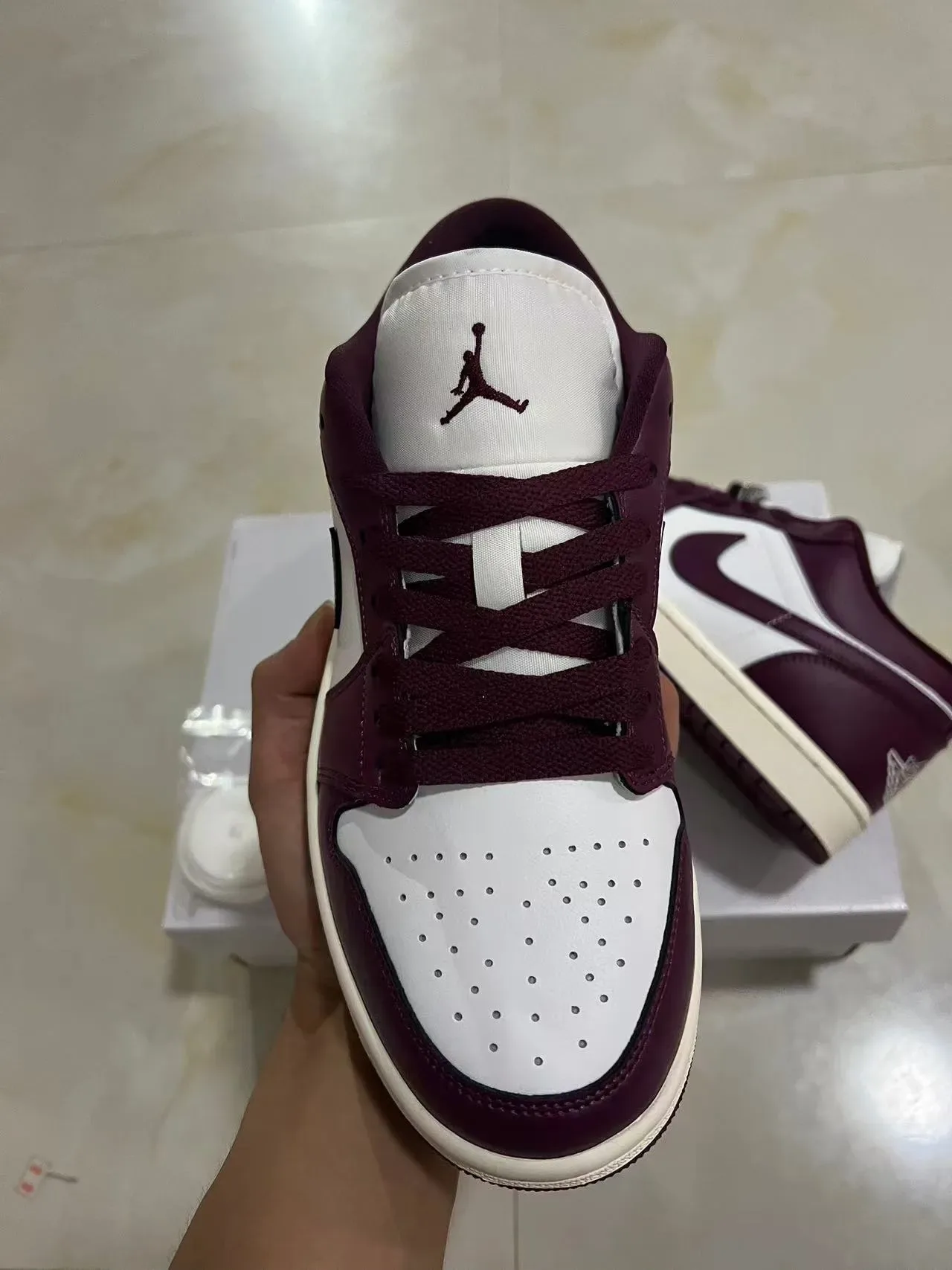 Nike Air Jordan 1 Low Borgoña y Blanco Sneakers Lifestyle 3