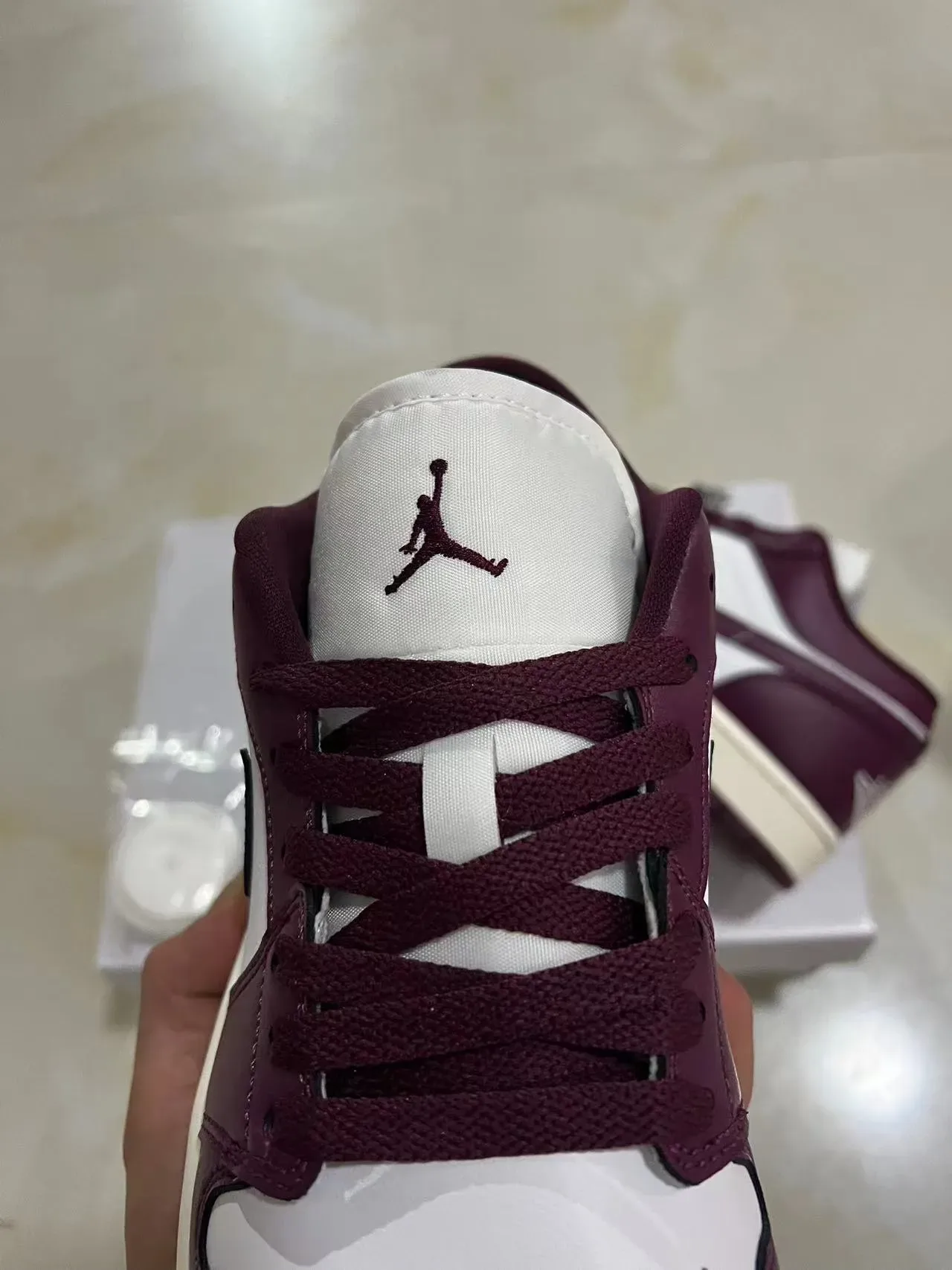 Nike Air Jordan 1 Low Borgoña y Blanco Sneakers Lifestyle 4