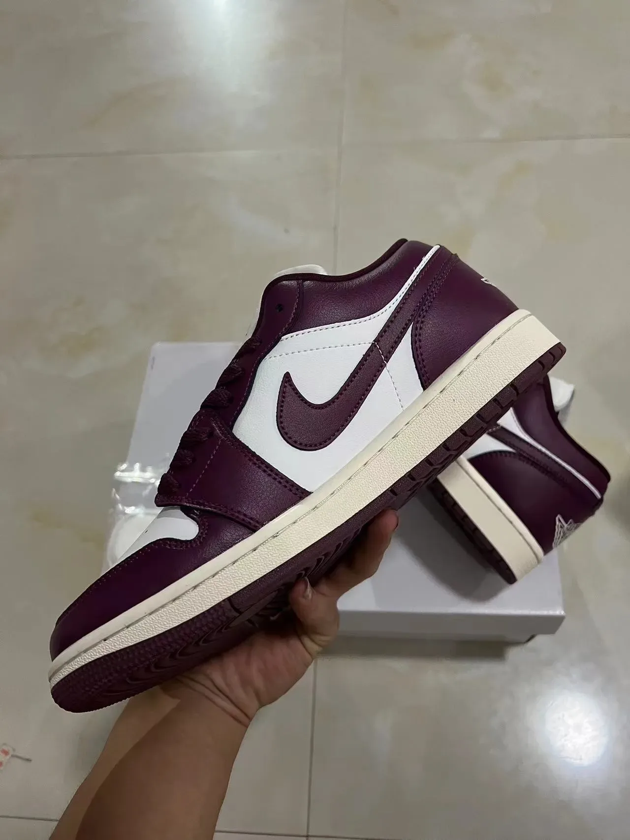 Nike Air Jordan 1 Low Borgoña y Blanco Sneakers Lifestyle 5