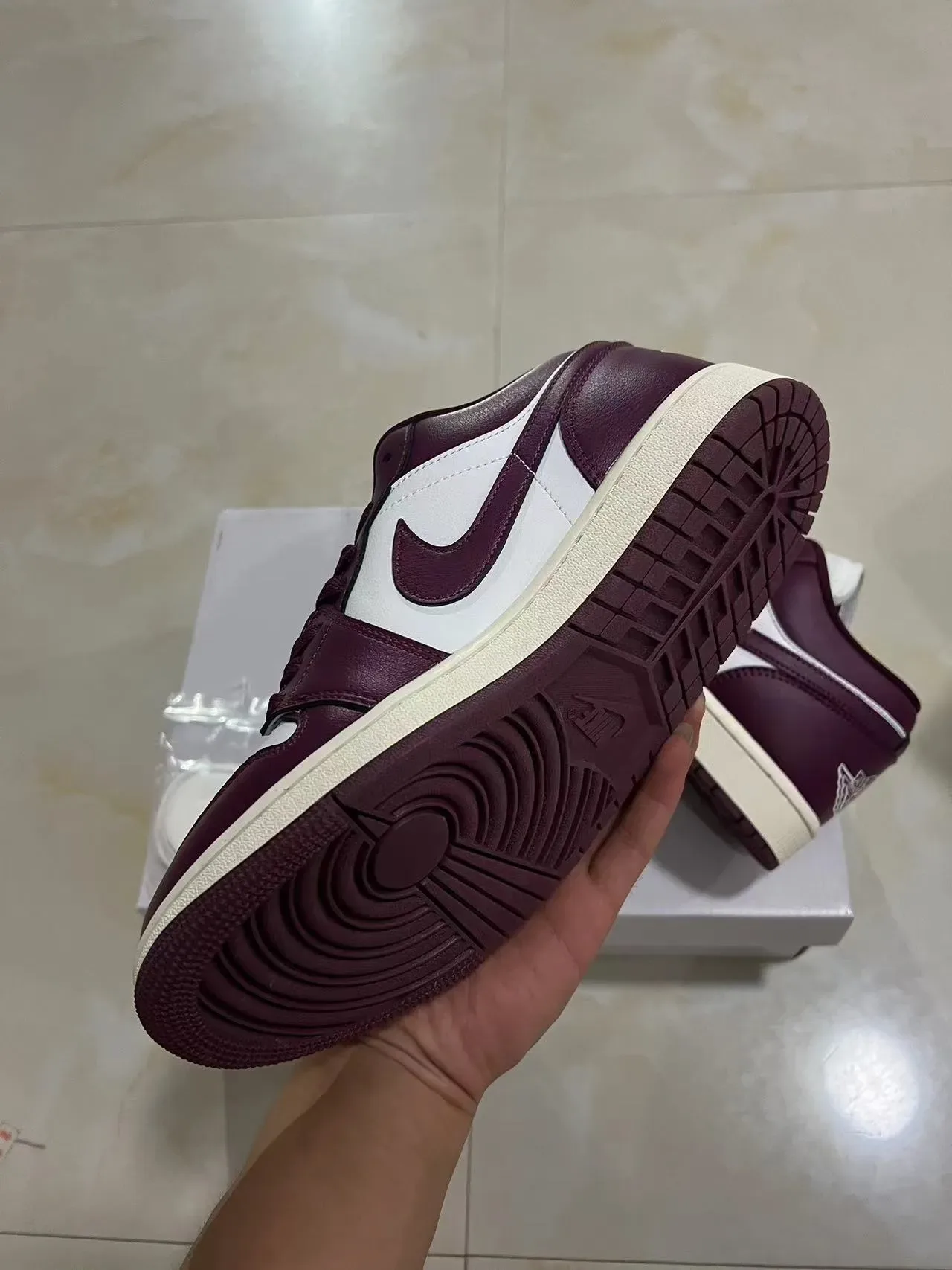 Nike Air Jordan 1 Low Borgoña y Blanco Sneakers Lifestyle 6