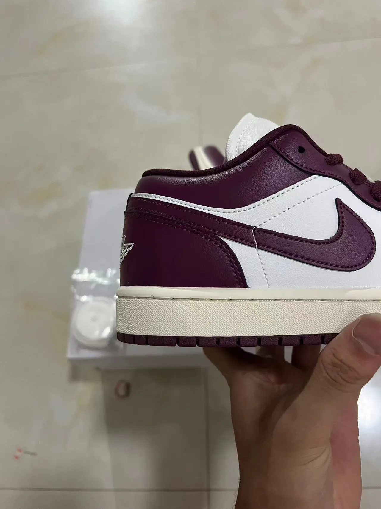 Nike Air Jordan 1 Low Borgoña y Blanco Sneakers Lifestyle 7