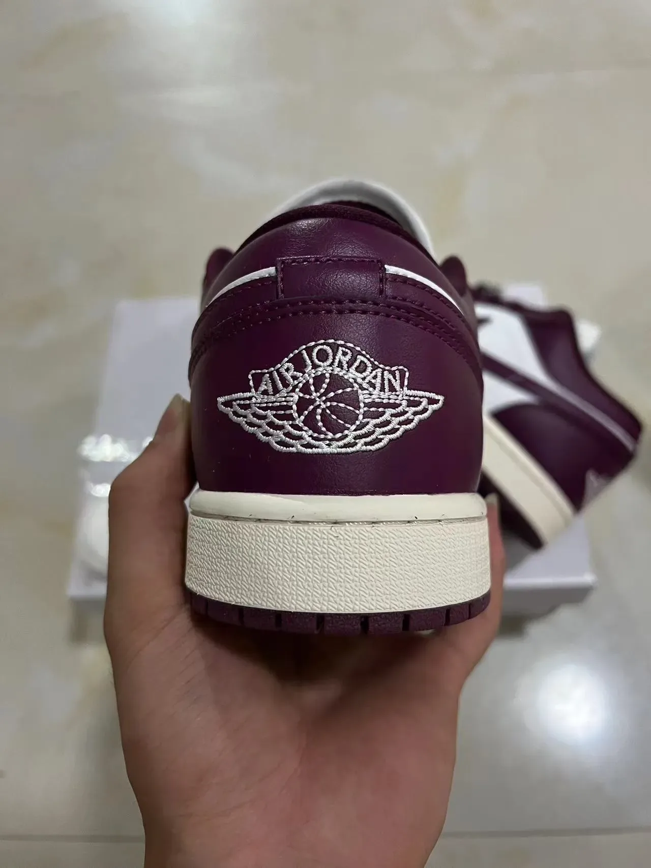 Nike Air Jordan 1 Low Borgoña y Blanco Sneakers Lifestyle 8
