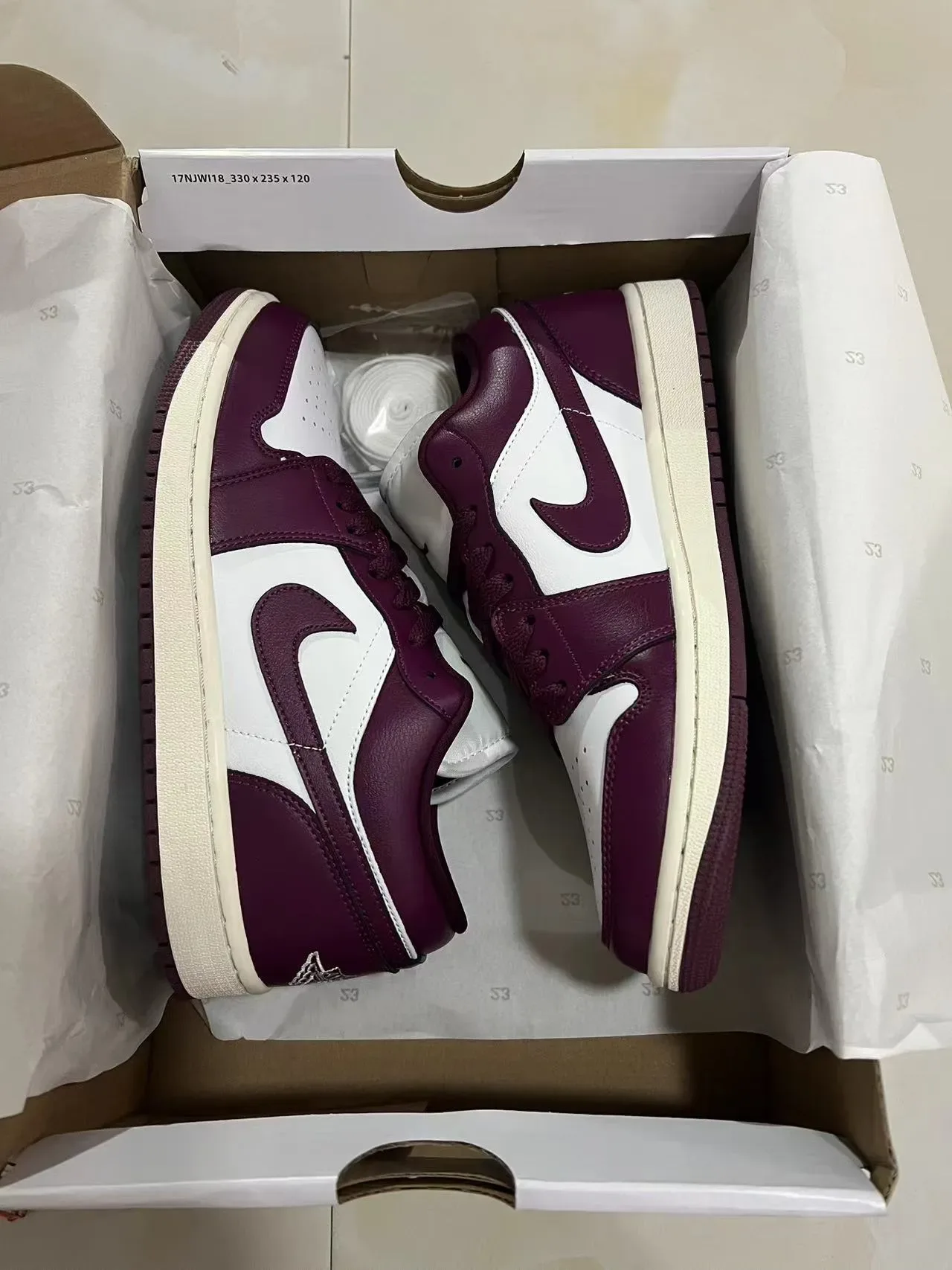 Nike Air Jordan 1 Low Borgoña y Blanco Sneakers Lifestyle 9