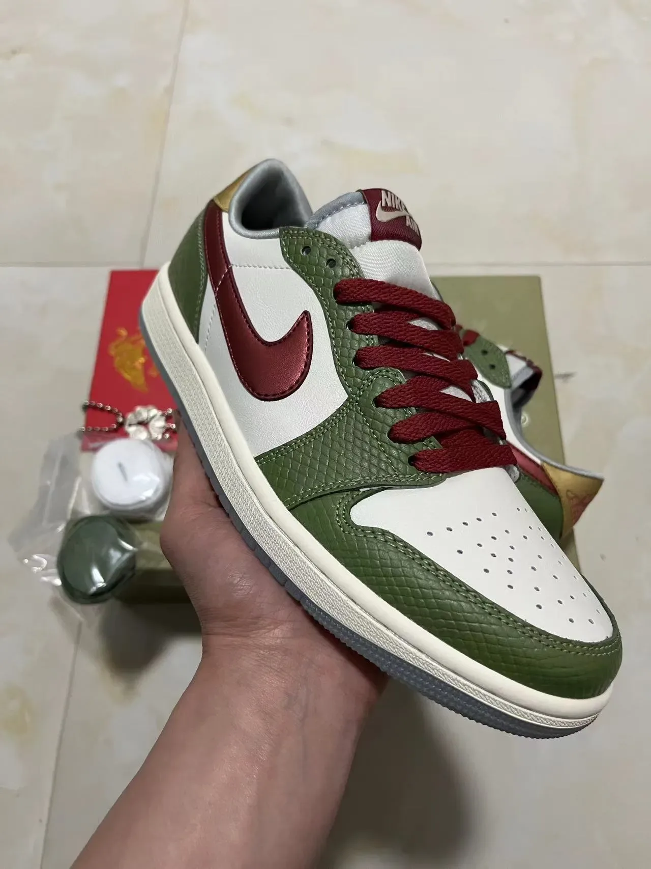 Nike Air Jordan 1 Low Vert Olive et Rouge Métallique Lifestyle Sneakers 2