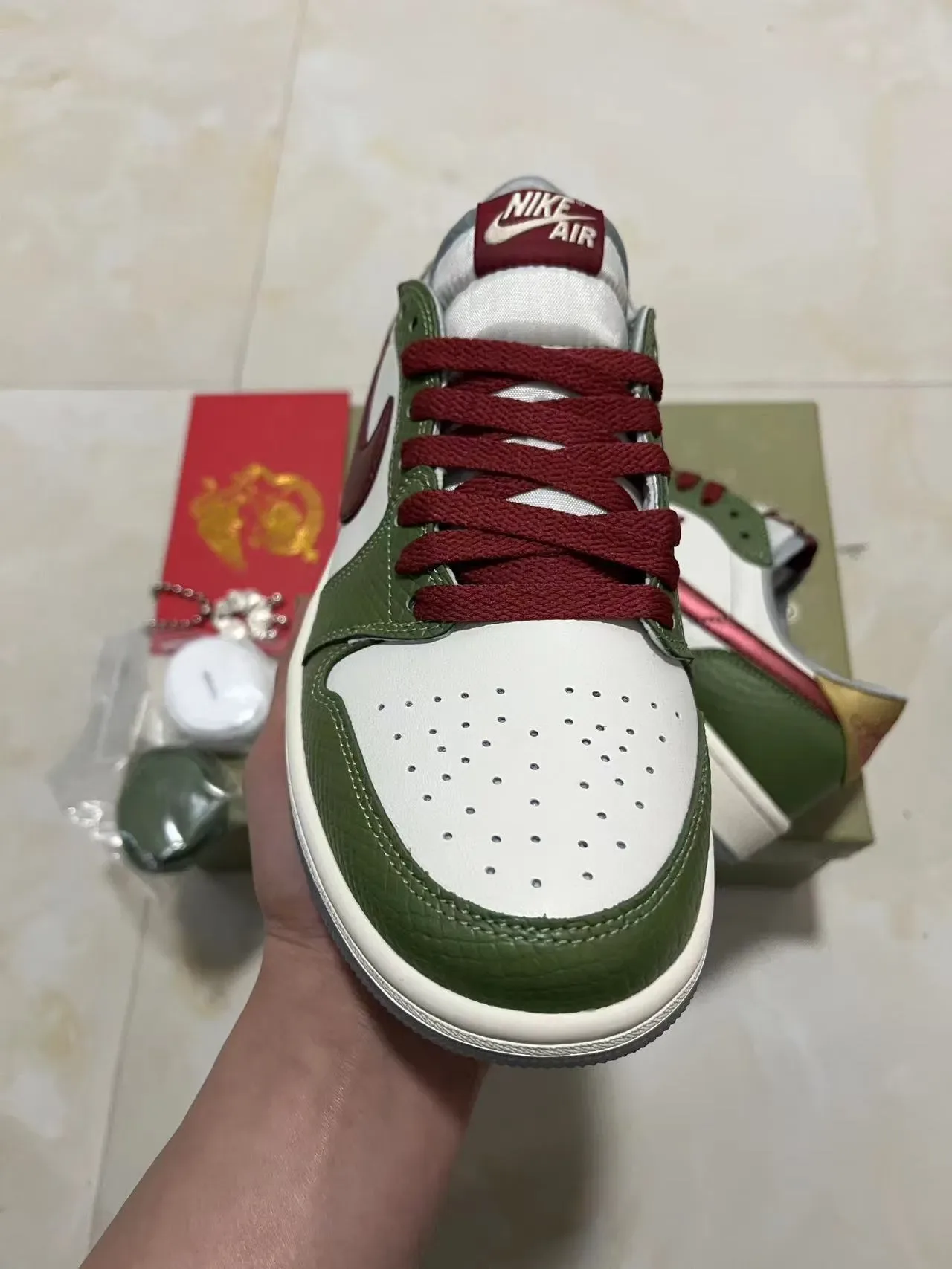 Nike Air Jordan 1 Low Vert Olive et Rouge Métallique Lifestyle Sneakers 3