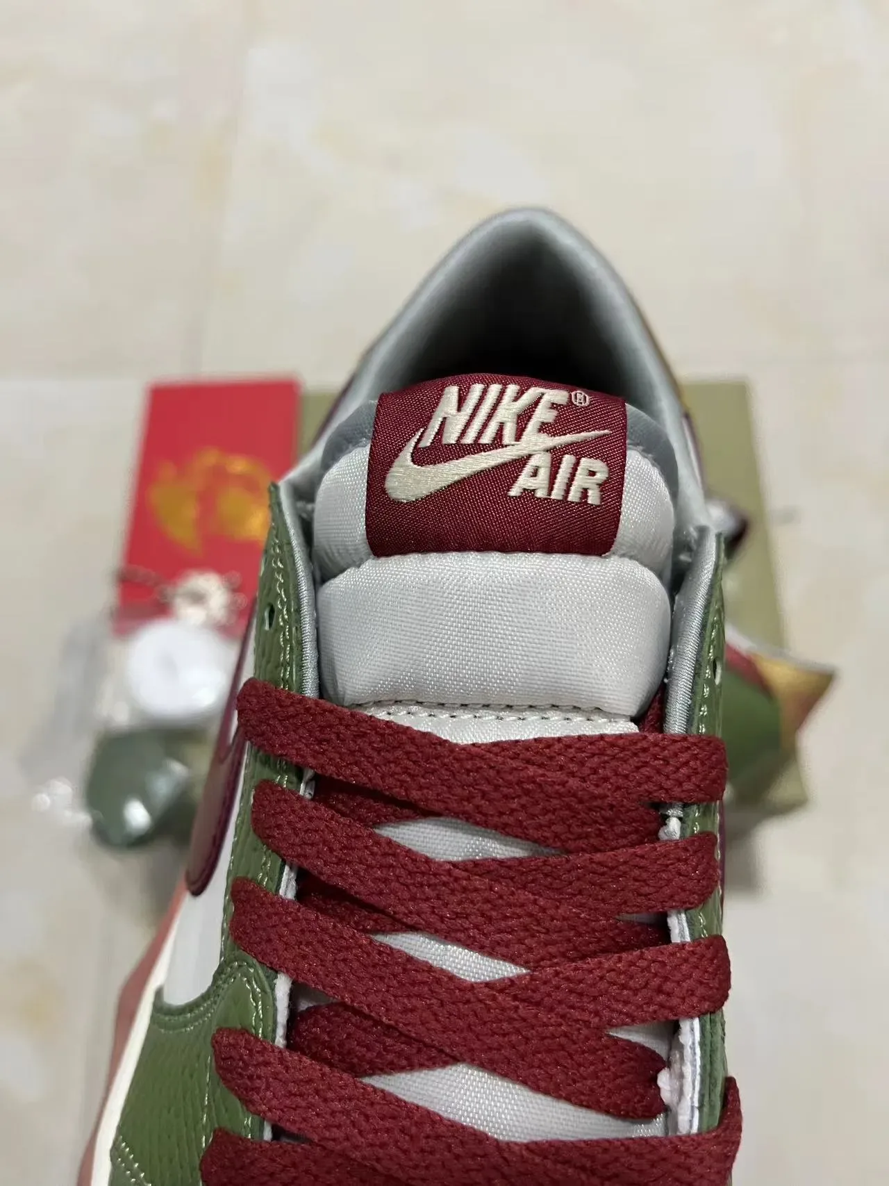 Nike Air Jordan 1 Low Vert Olive et Rouge Métallique Lifestyle Sneakers 4