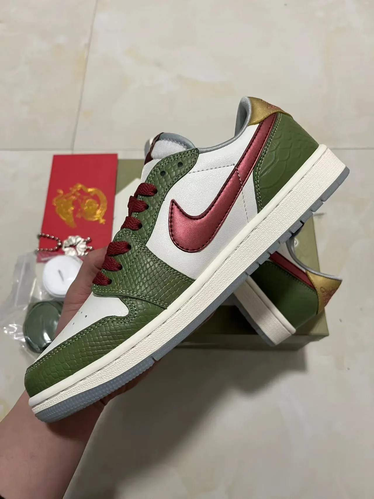Nike Air Jordan 1 Low Vert Olive et Rouge Métallique Lifestyle Sneakers 5
